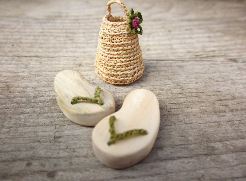 Miniature slippers with mini basket, home decor, dollhouse miniature, native art - 玩偶/公仔 - 木头 