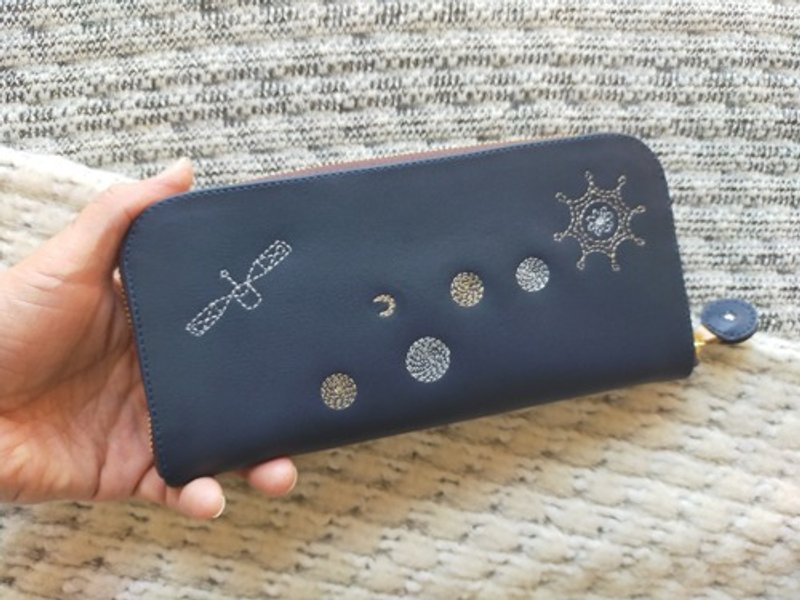 Pinkoi 代购 -  刺绣皮革钱包“Space”NAVY×1tone（牛皮）☆细长圆拉链☆ - 皮夹/钱包 - 真皮 