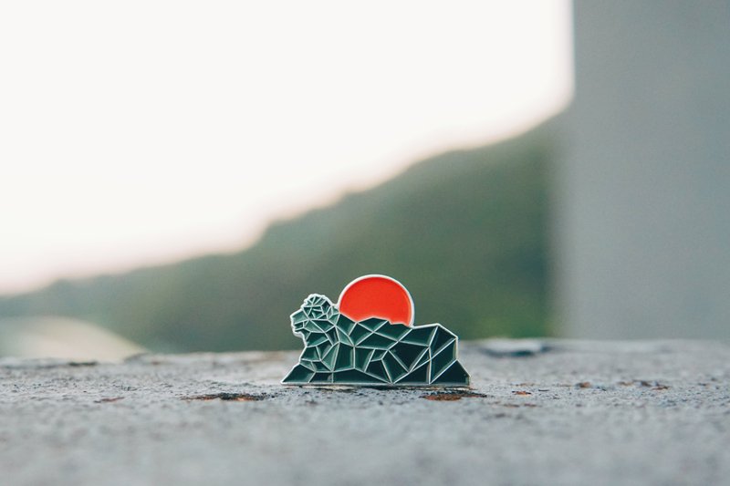 赤玉  塞拉利昂设计烤漆徽章 - 徽章/别针 - 其他金属 