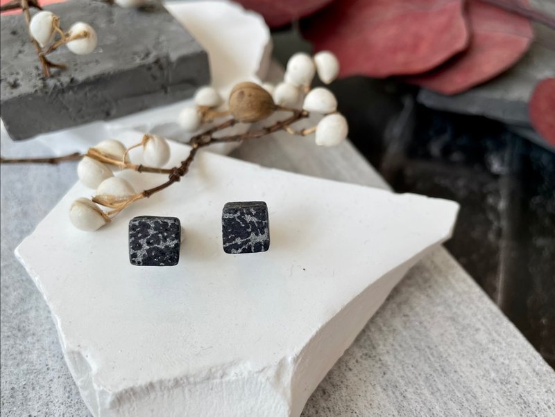 Darkness 极。黑 皮革耳环 日本手画豚皮 方形 - 耳环/耳夹 - 真皮 黑色