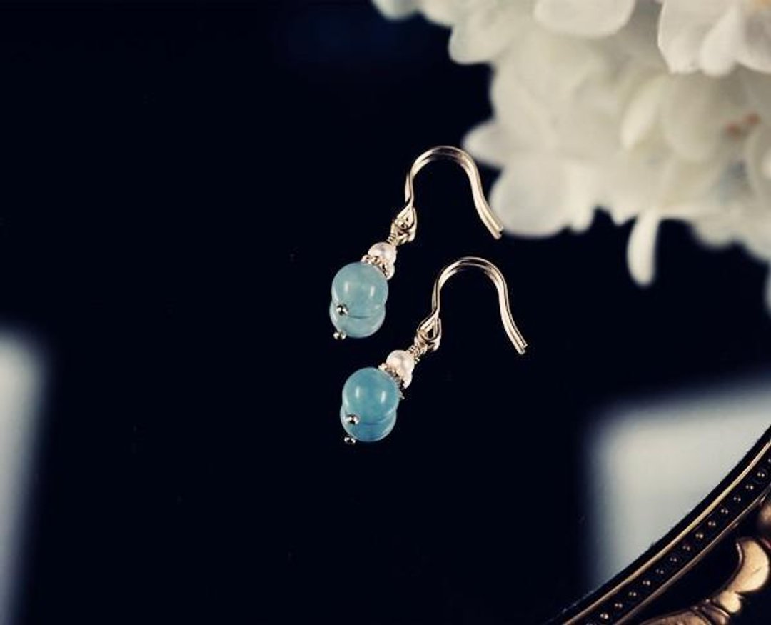 Aquamarine and pearl earrings that lead to happiness March birthstone - 耳环/耳夹 - 宝石 蓝色