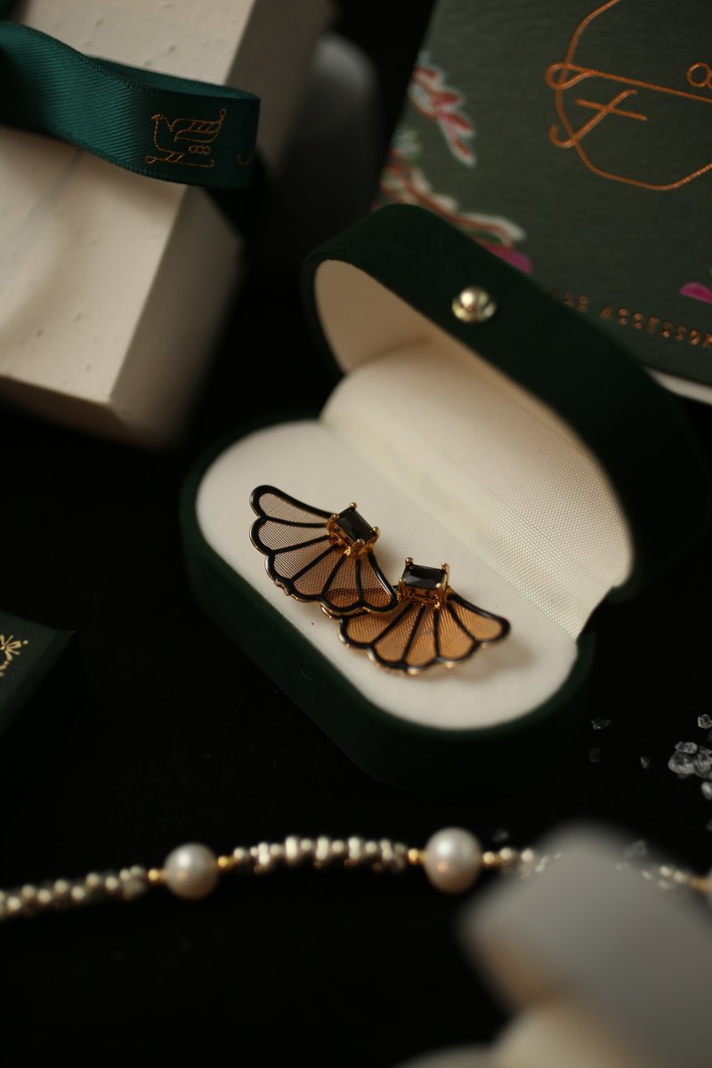 经典系列 天鹅SWAN 方形锆石  黑与白 贴耳耳环 医疗级钢针 - 耳环/耳夹 - 其他金属 白色