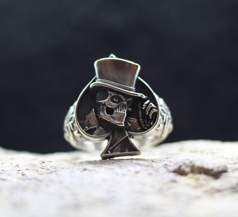 扑克幸运骷髅饰品戒指。黑桃骷髅戒指。任何尺寸皆可。扑克牌符号 - 戒指 - 纯银 银色