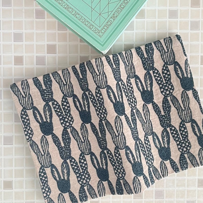 mina perhonen pomppia 兔 刺绣 书衣 A6 日制手工书套 - 书衣/书套 - 棉．麻 卡其色