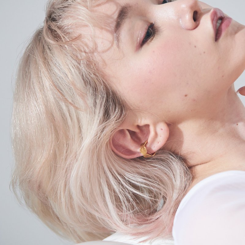 Circle Hammered Ear Cuff - 耳环/耳夹 - 其他金属 金色