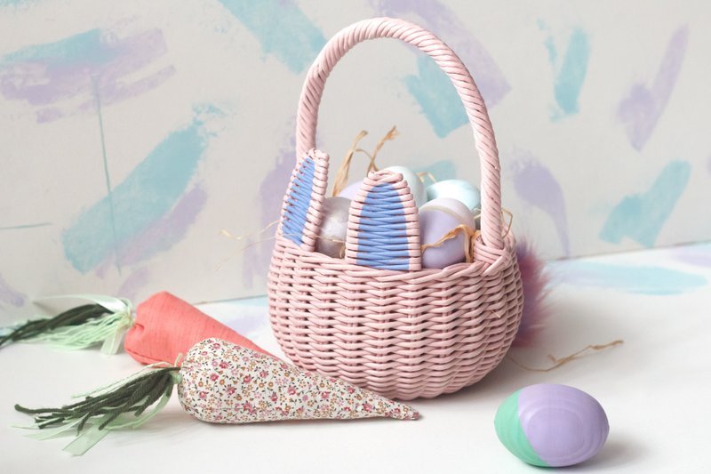 粉红色的复活节篮子，有兔子的耳朵和蓬松的尾巴 - 置物架/篮子 - 纸 粉红色