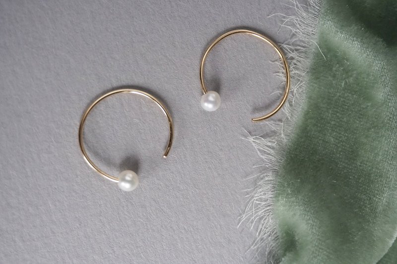 天然正圆淡水珍珠耳环 注金耳环 14Kgf Mini Dew Earrings - 耳环/耳夹 - 珍珠 白色