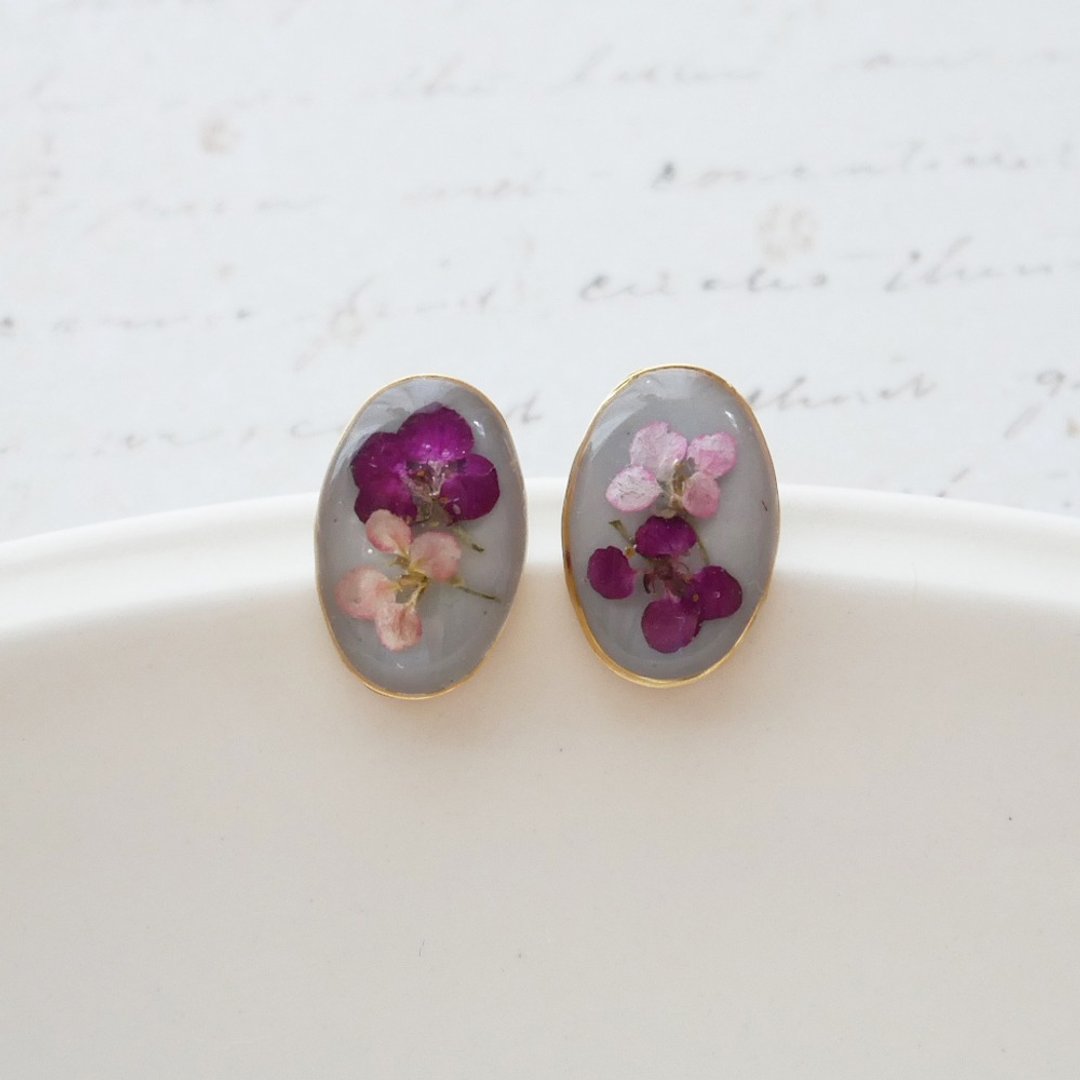 Pressed flower earrings - 耳环/耳夹 - 树脂 灰色