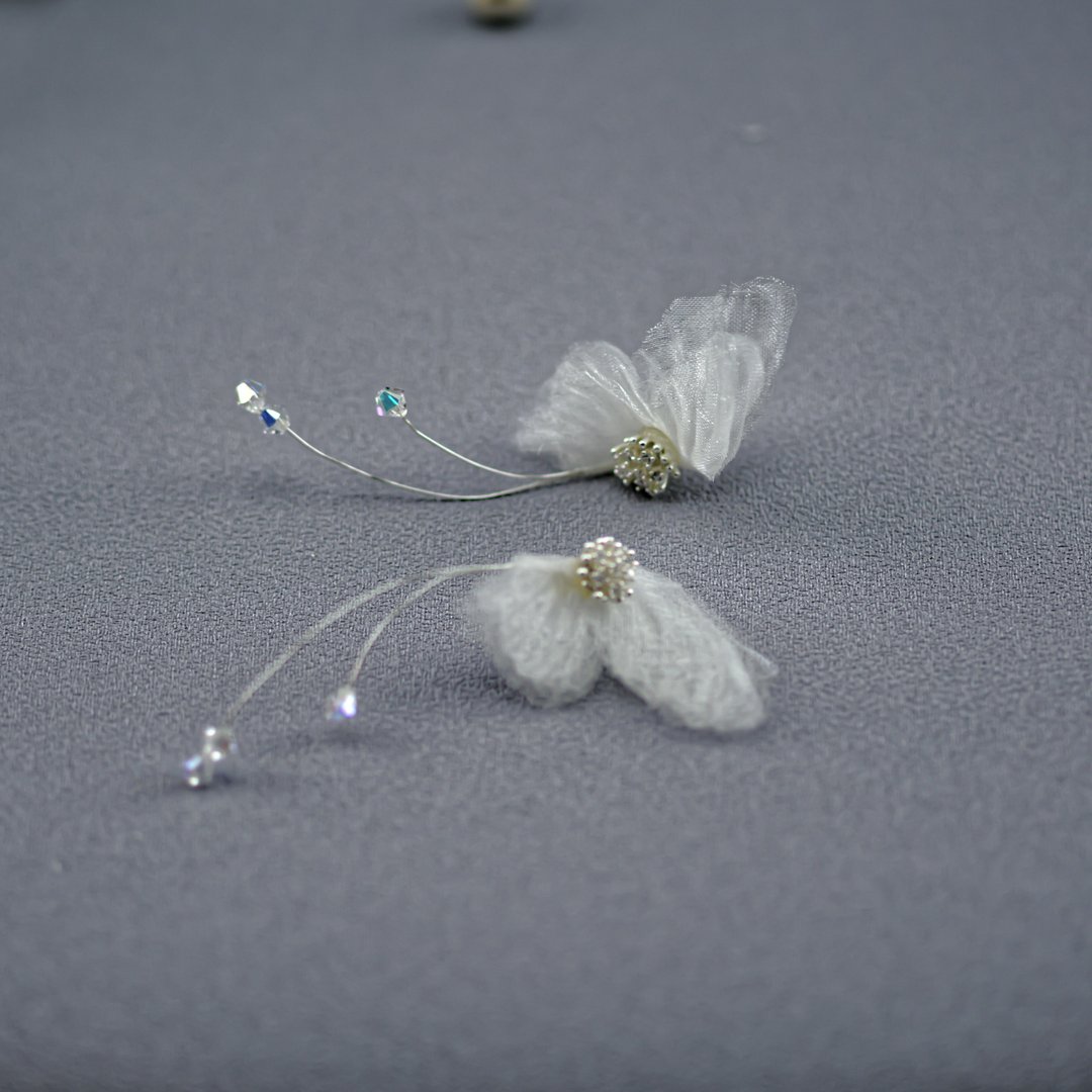 Tender 温柔小蝴蝶银色轻飘水晶耳环 - 耳环/耳夹 - 水晶 白色