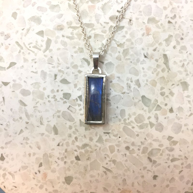 纯银 - 锻敲纹包镶项链 拉长石/长方型 - 特价品 - 项链 - 半宝石 蓝色