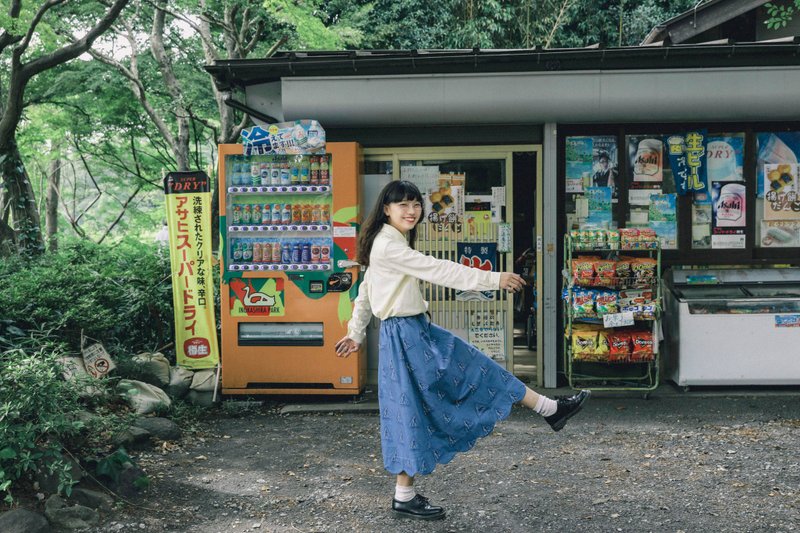 Meugler牛稠岛 【牛稠交通局】路牌小人印花 波浪形蓝色厚棉半裙 - 洋装/连衣裙 - 棉．麻 蓝色