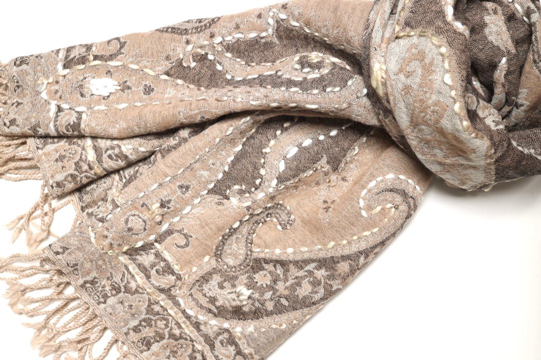 【母亲节礼物】喀什米尔水煮羊毛手工刺绣围巾披肩拜占庭斑驳宫殿 - 围巾/披肩 - 羊毛 卡其色