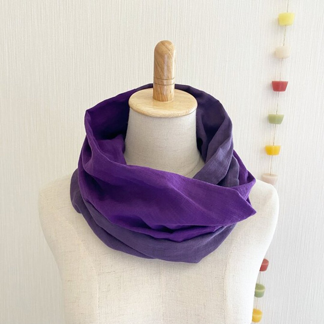 Hydrangea color Made in Japan Fluffy dream comfort snood of high quality double gauze Purple bicolor purple violet - 围巾/披肩 - 棉 紫色