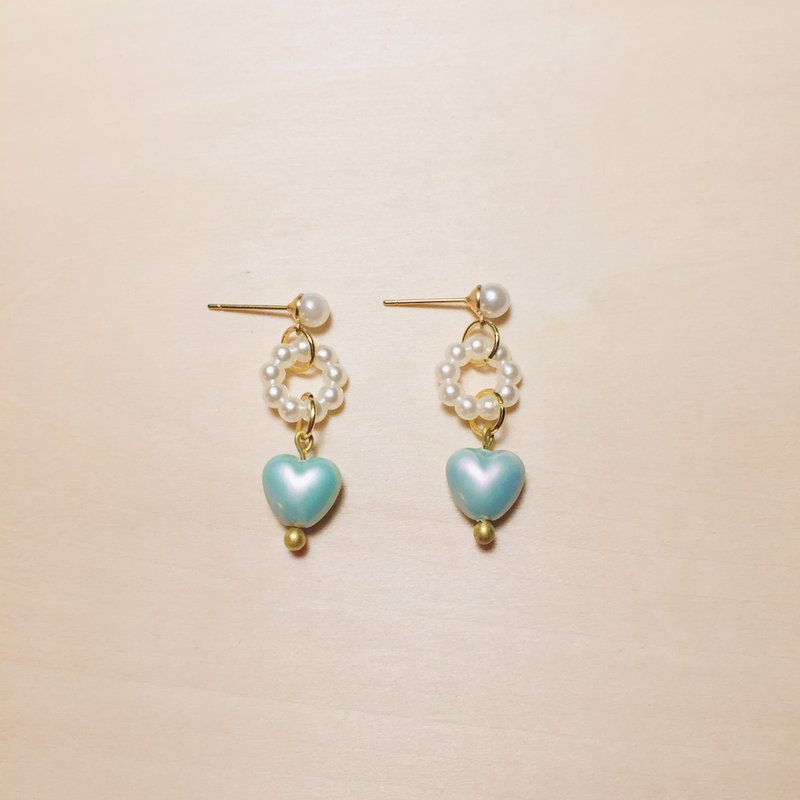 复古珍珠波堤蓝绿珠光爱心耳环 - 耳环/耳夹 - 树脂 蓝色