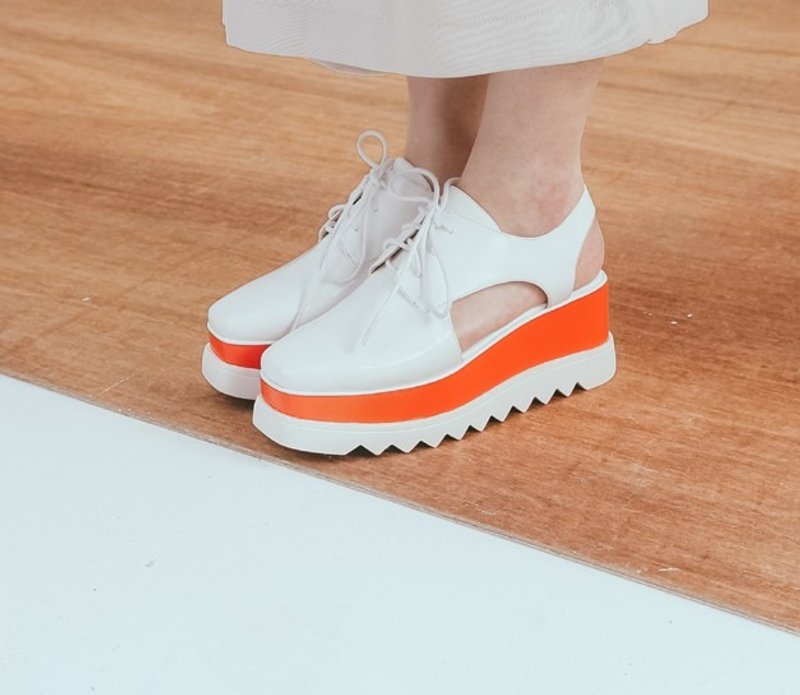 侧挖空结构 绑带厚底真皮凉鞋 白橘 - 男女凉鞋 - 真皮 白色