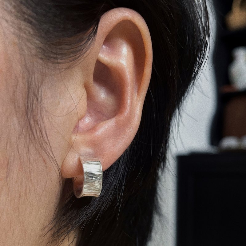 手工敲击横纹 C字耳钉 男女可戴 S925银 - 耳环/耳夹 - 纯银 银色
