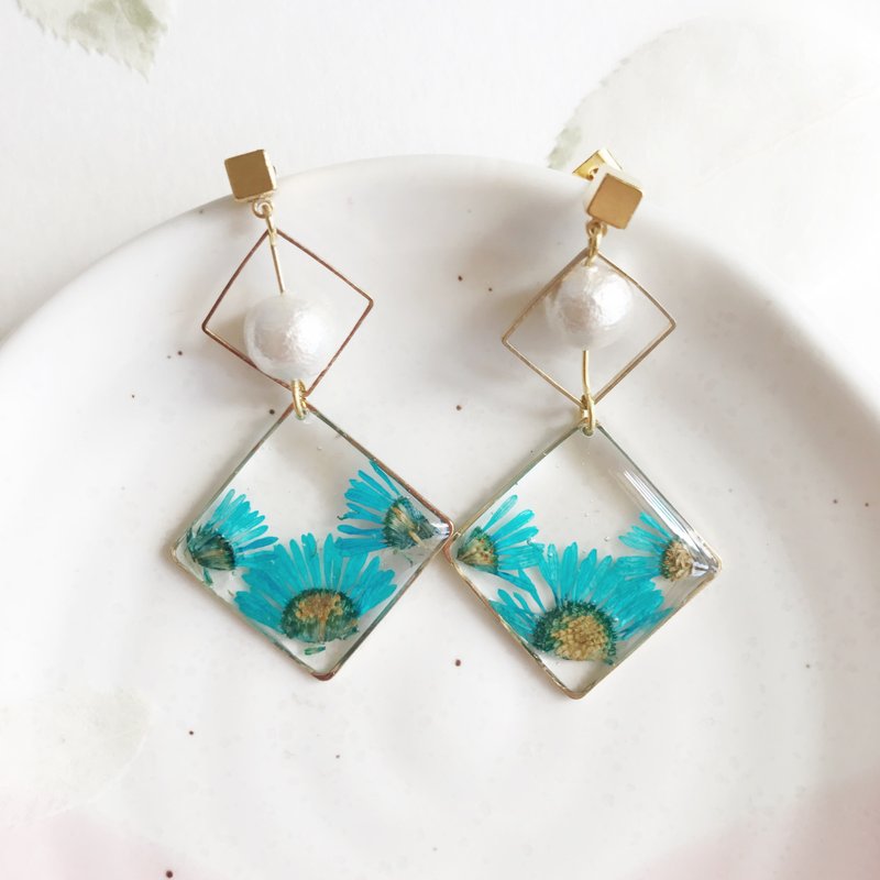 真花蓝色针菊花配棉花珍珠菱形边框长耳环18K包金耳针(可转耳夹) - 耳环/耳夹 - 植物．花 蓝色