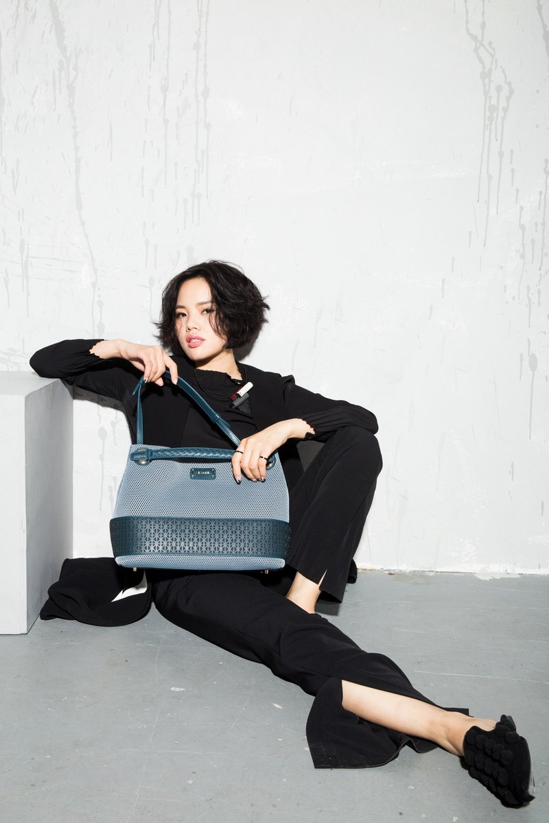 Mesheen 时尚轻网布 真牛皮 雷射雕纹 手提单肩包(蓝灰) - 手提包/手提袋 - 其他材质 蓝色