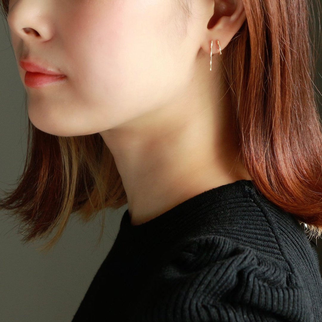 14kgf-double line twinkle bar clip-on - 耳环/耳夹 - 其他金属 金色