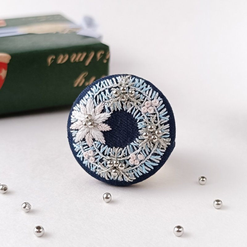 白色一品红圣诞花环刺绣胸针或发圈 - 胸针 - 棉．麻 白色