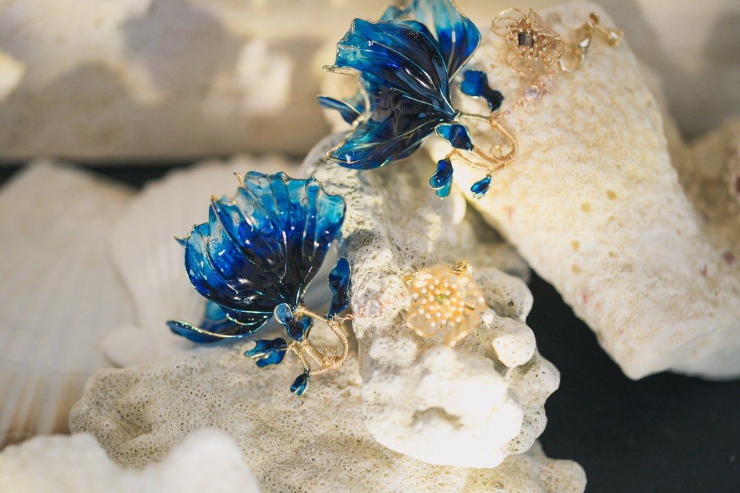 海洋乐园】水晶鱼－鲸鱼蓝 水晶花金鱼树脂耳环 - 耳环/耳夹 - 树脂 蓝色