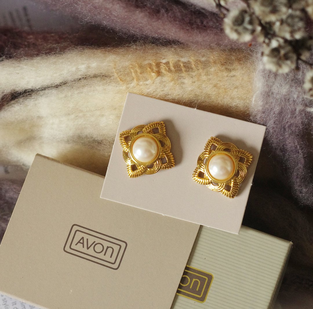 古董金色雕花珍珠仿珠菱形针式耳环AVON 1987年  P297 - 耳环/耳夹 - 其他金属 金色