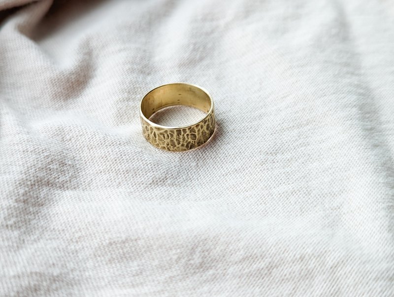 ||木织金||锻敲水波纹黄铜戒 - 戒指 - 铜/黄铜 金色