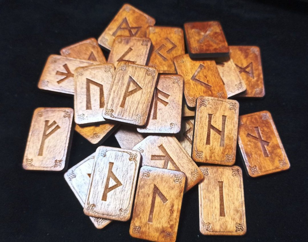 Wooden Runic Set, Futhark Runes - 桌游/玩具 - 木头 