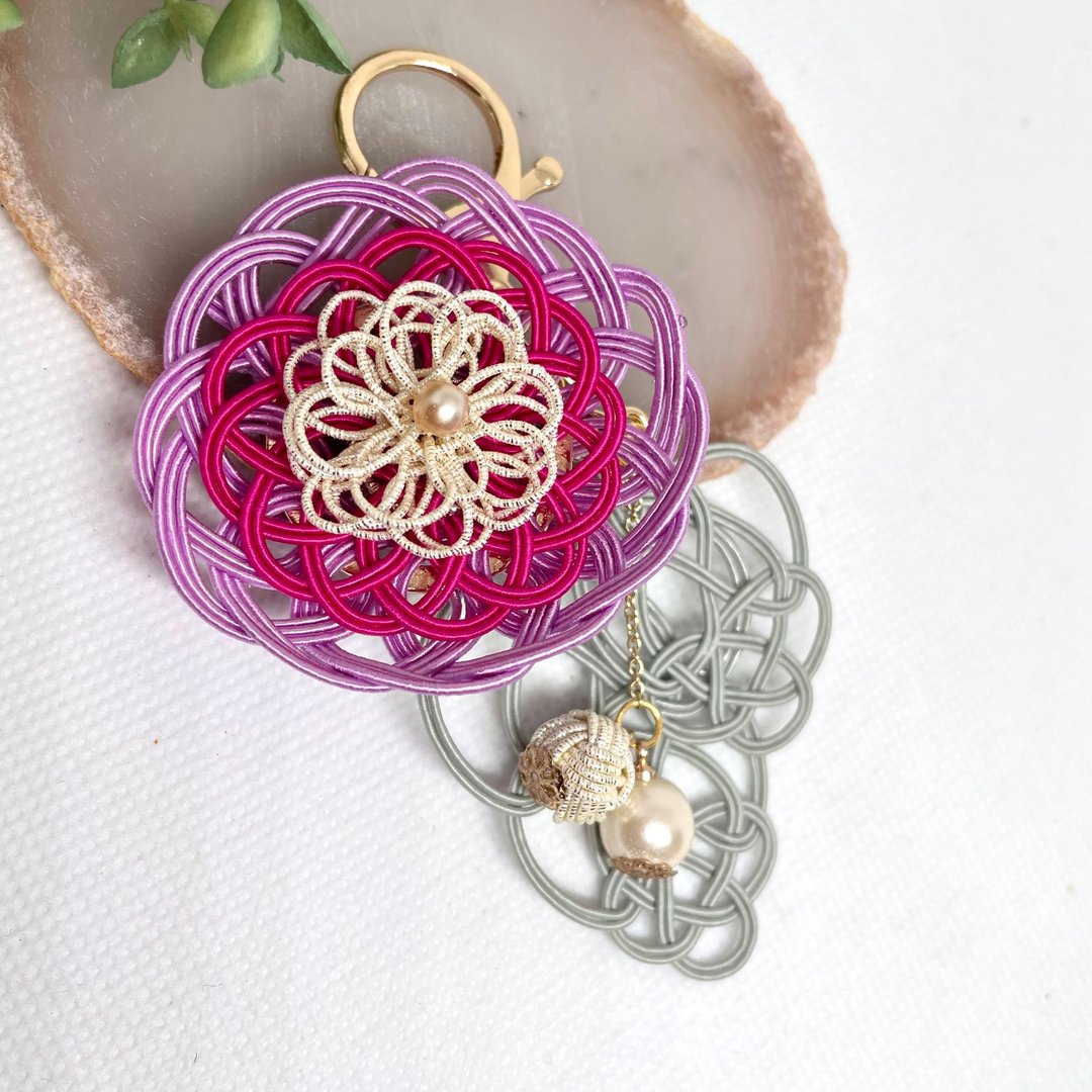 [Japanese Tradition] mizuhiki Large Flower Motif Charm Mizuhiki that Connects Relationships* - 钥匙链/钥匙包 - 纸 多色