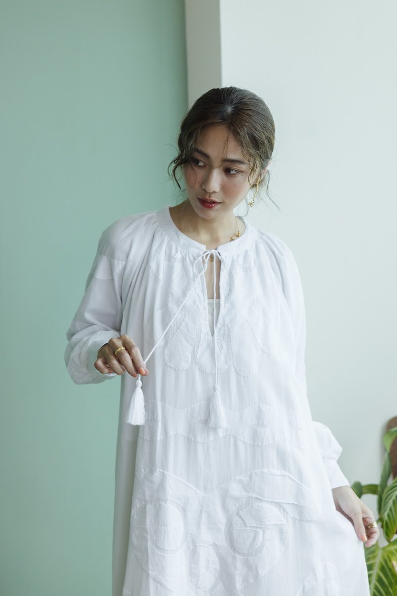 前绑带白色拼贴图样长袖长洋装 - 洋装/连衣裙 - 棉．麻 白色