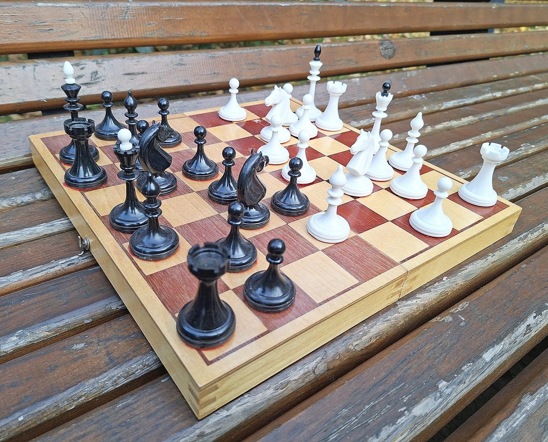 塑胶棋子搭配红色绒布底座，苏联制西洋棋组，附木质棋盘，1974 年。 - 桌游/玩具 - 其他材质 