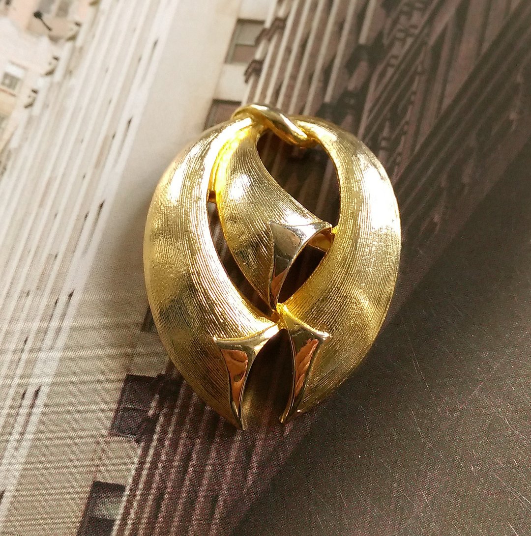 西洋古董饰品。  淡金 刷金 别针 - 徽章/别针 - 其他金属 金色