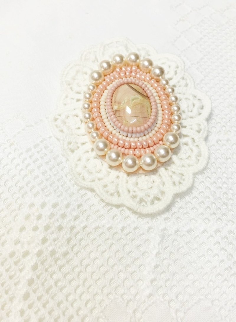 少女 蕾丝 襟针 Gislish Lace Brooch (JEBR033) - 胸针 - 宝石 粉红色