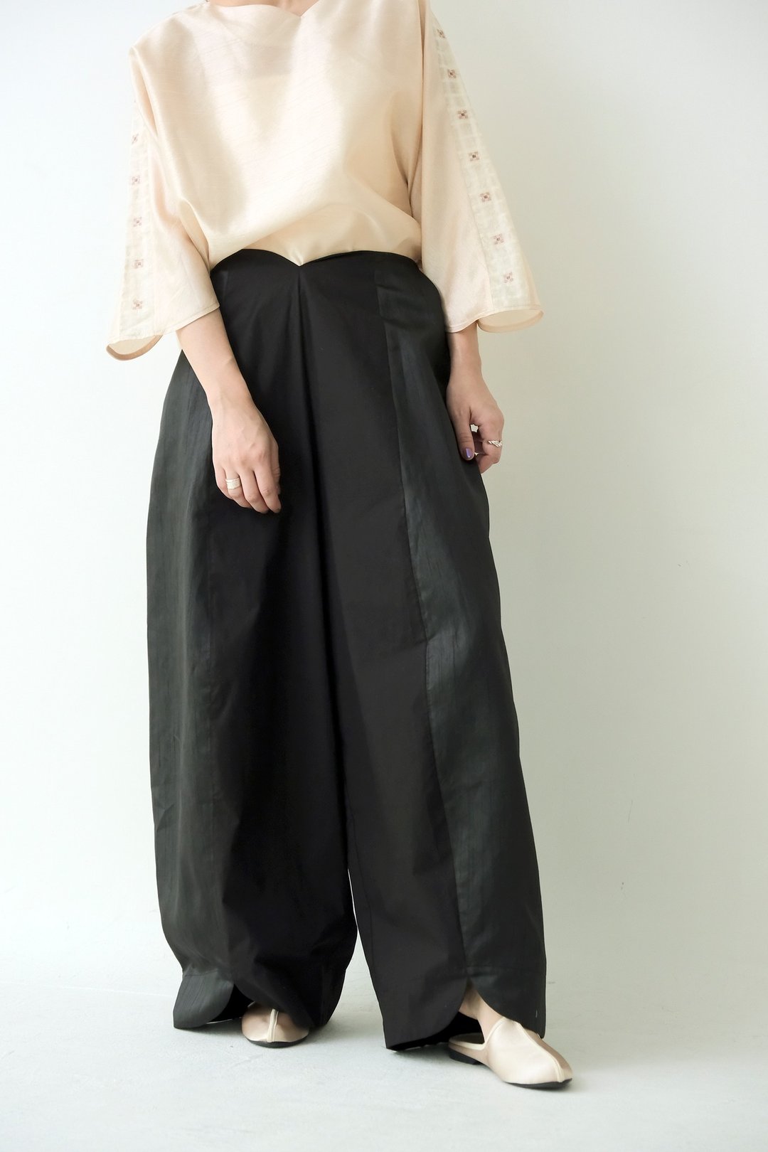 川 衣 WEAR BEING  拼接弧形宽版叶型裤  黑棉 X 黑丝 - 女装长裤 - 棉 黑色