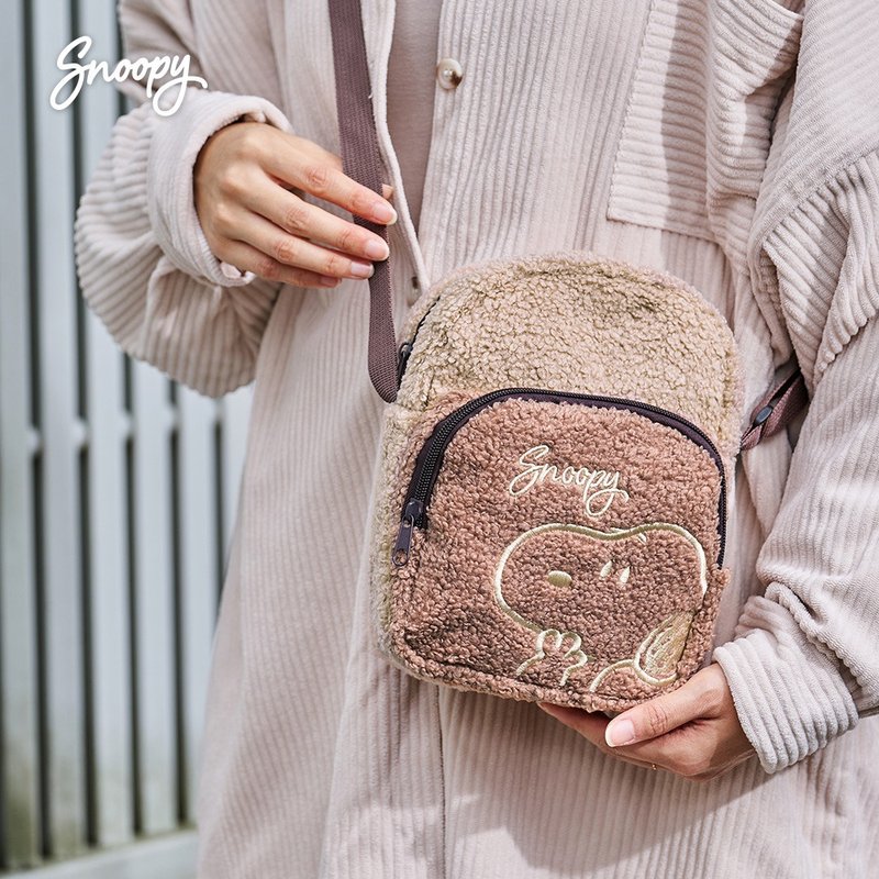 Snoopy史努比 暖心绒毛随行斜背袋(精致刺绣) - 侧背包/斜挎包 - 聚酯纤维 