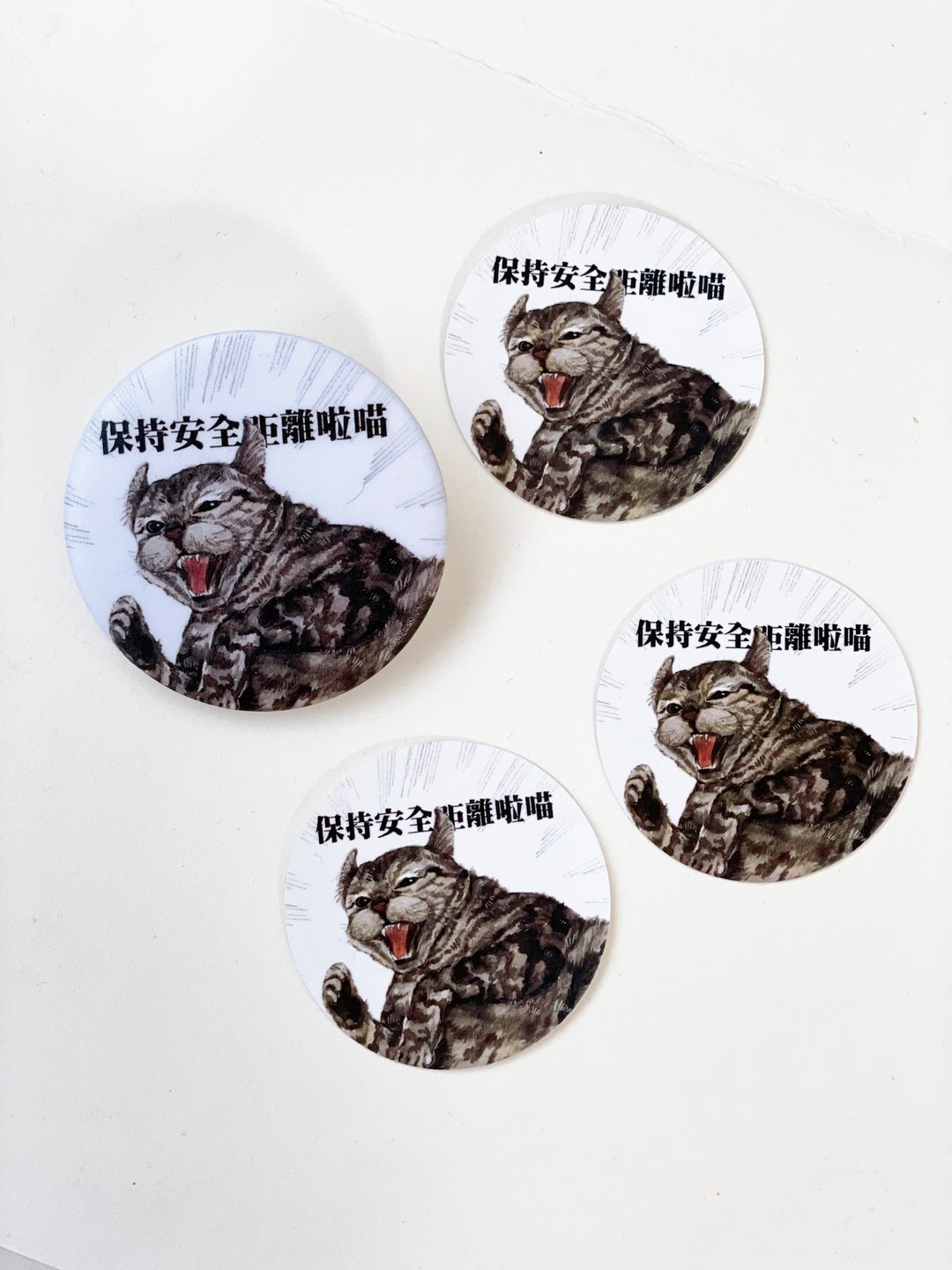 保持距离啦喵 雾面质感大胸章 徽章 防疫小物 赠三张防水贴纸 - 徽章/别针 - 塑料 