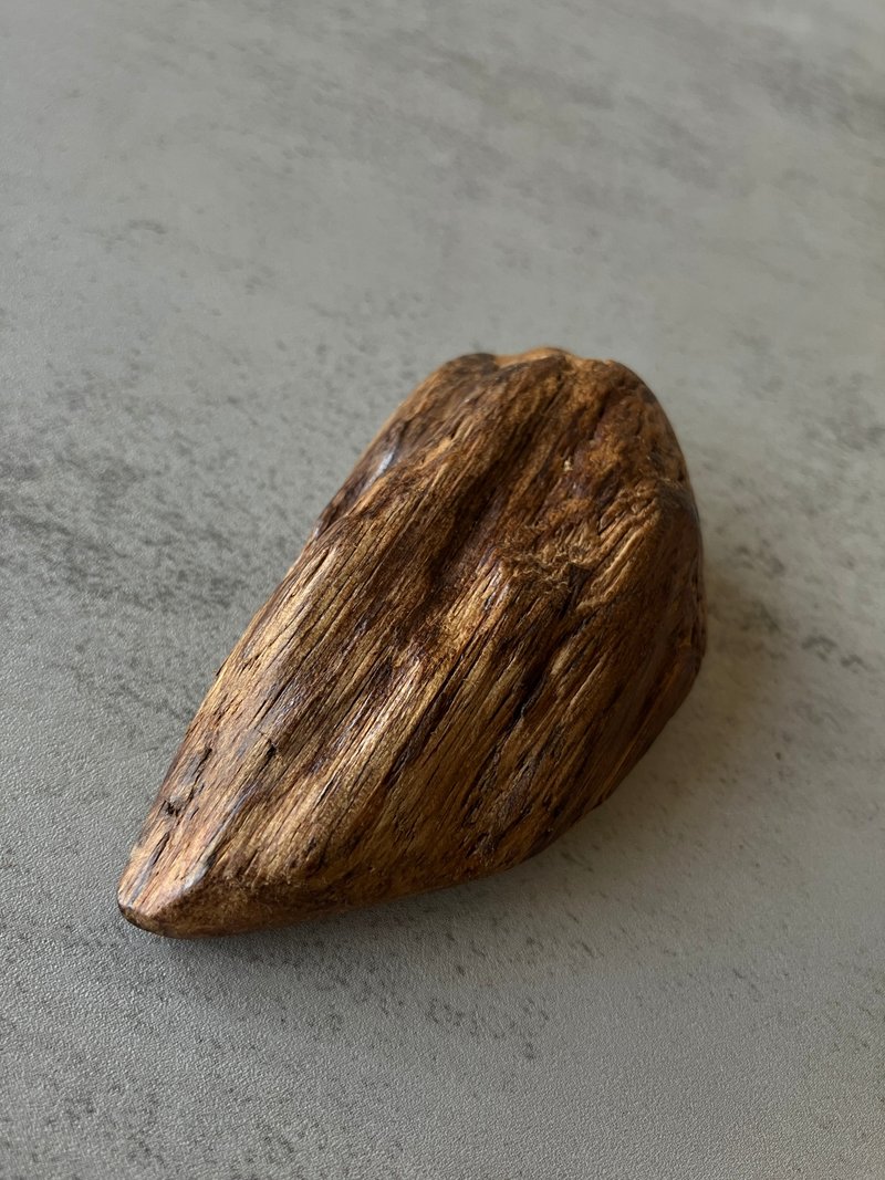 【重油老料生闻香】柬埔寨菩萨沉香 手把件 A16(9克)送收纳袋/架 - 香薰/精油/线香 - 木头 