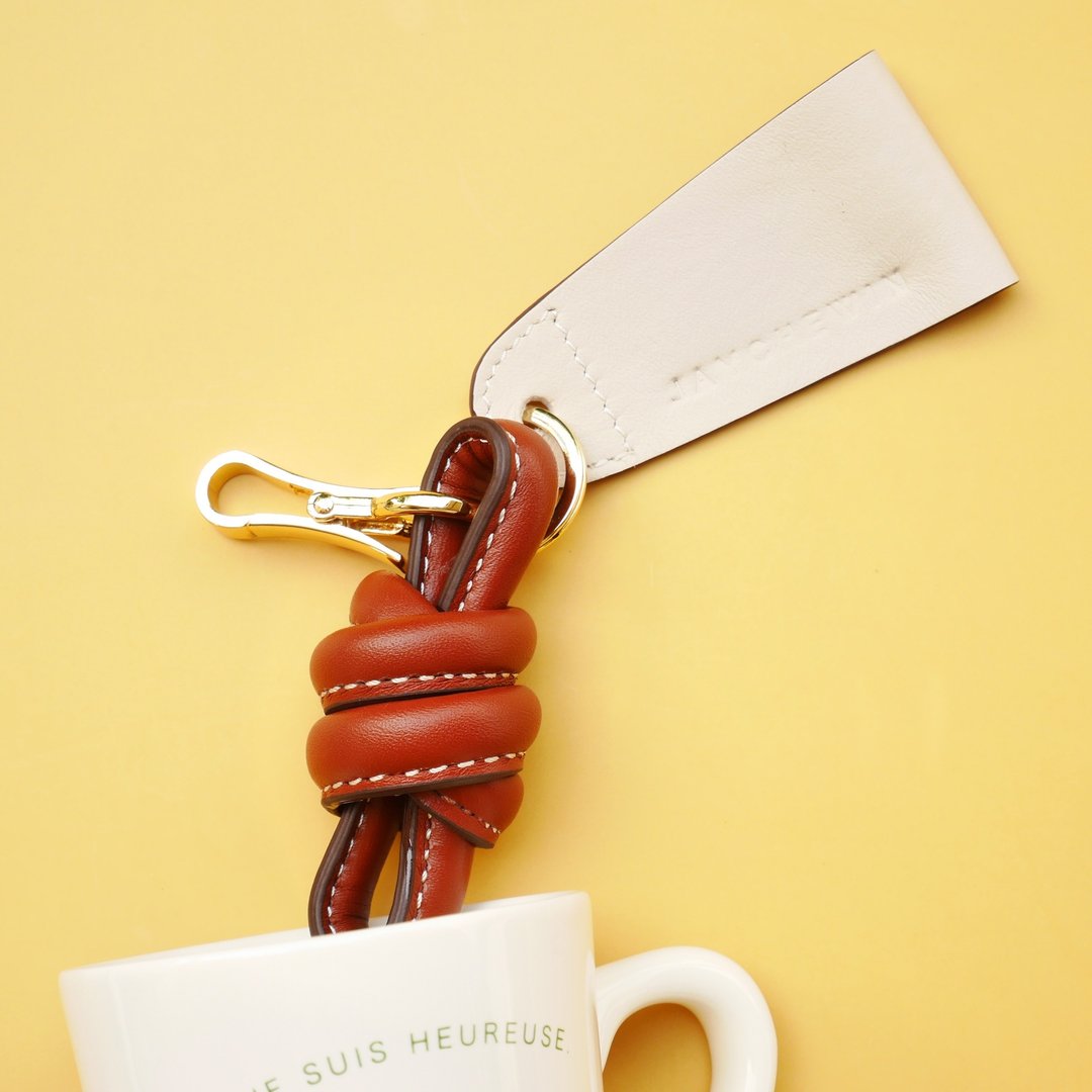钥匙链 Fuji Knot Leather Keychain - 吊饰 - 真皮 咖啡色