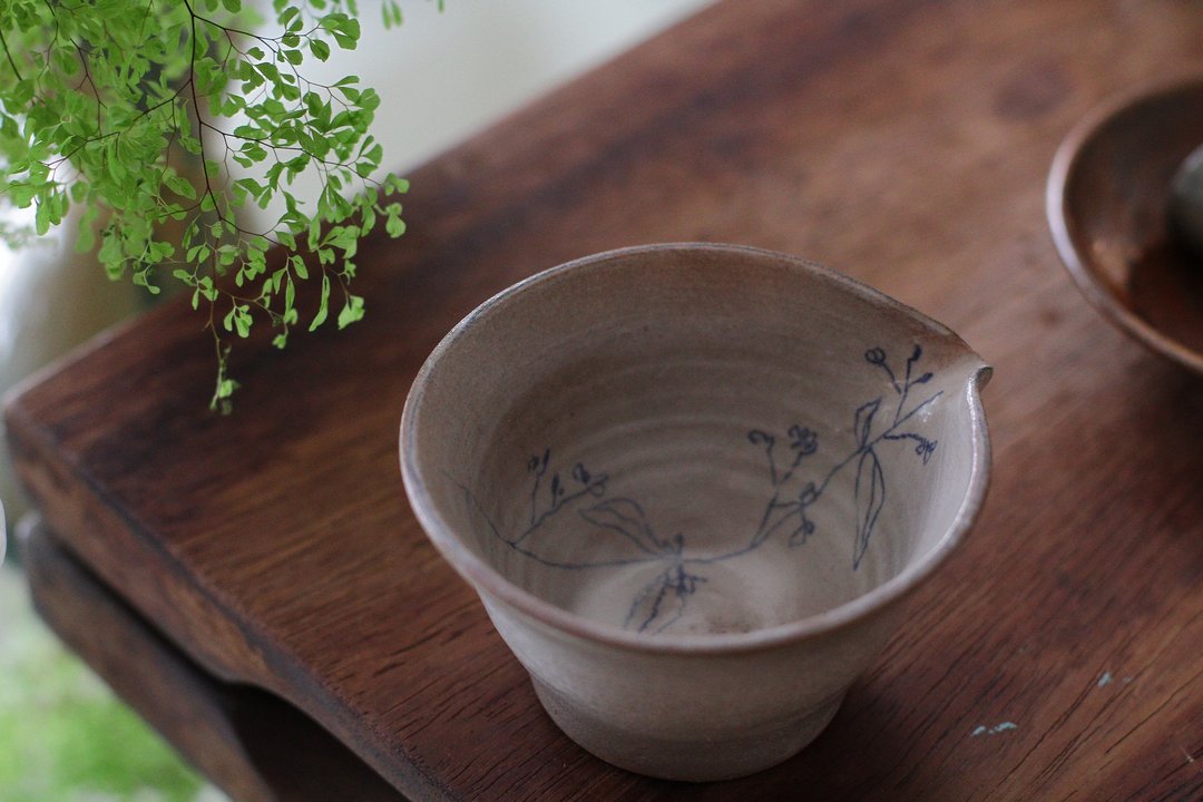 手拉坏手绘花草纹白色陶瓷小茶海/奶盅 - 茶具/茶杯 - 陶 白色