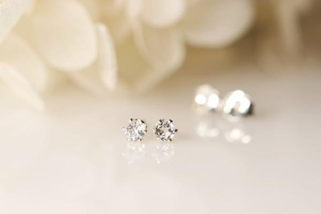 Baby White Topaz Stud Earrings 3mm November Birthstone - 耳环/耳夹 - 宝石 白色