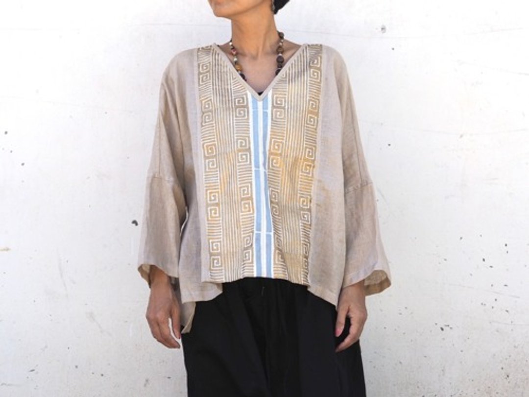 Linen / V-neck slit tops / woodblock print - 女装上衣 - 棉 卡其色