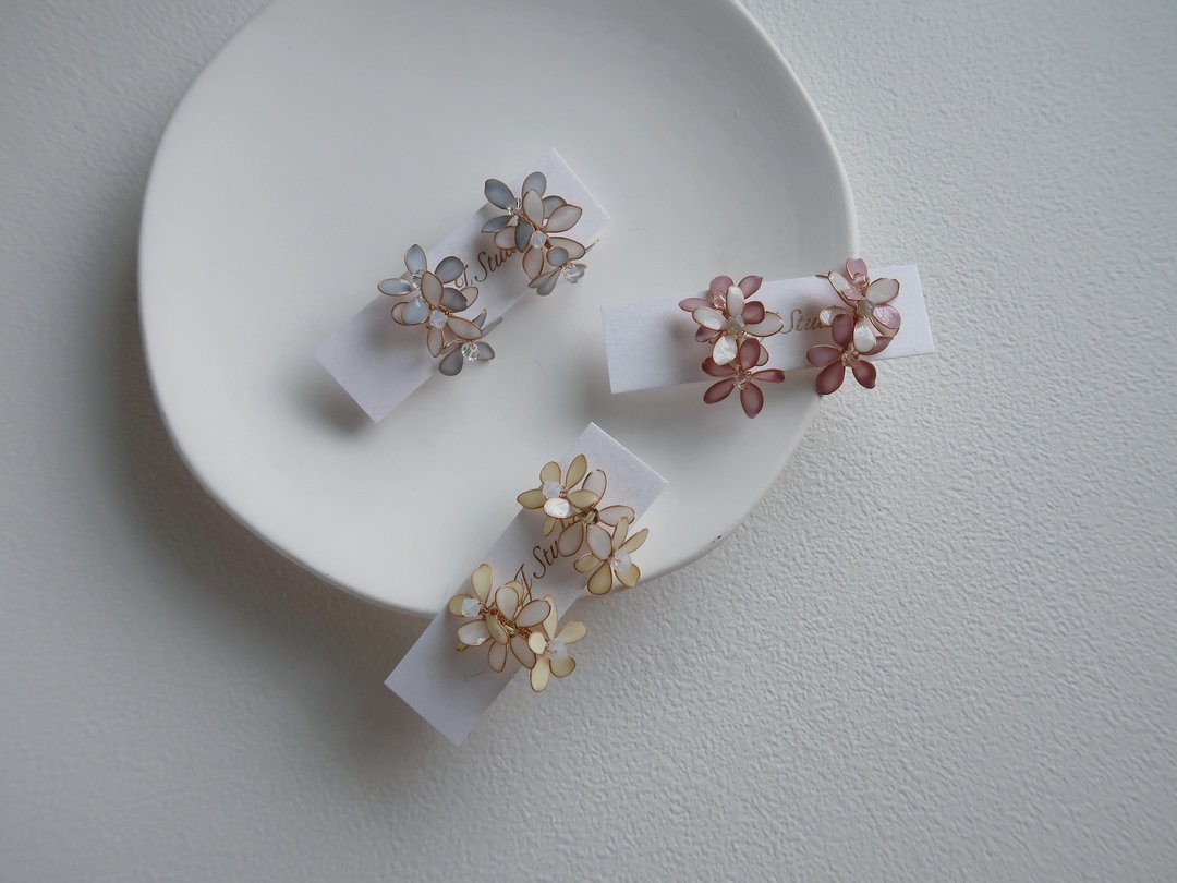 清新小花儿 耳环 -缤纷可爱 手作水晶花树脂饰品 新娘/伴娘配饰 - 耳环/耳夹 - 树脂 多色