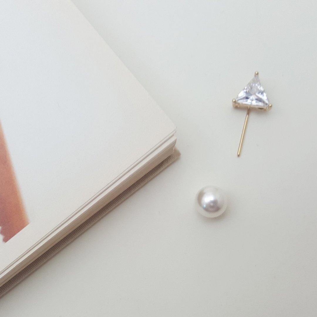 Elegant gold triangle pearl short Lapel Pin silver Metal,Shawl pin - 胸针 - 其他材质 金色