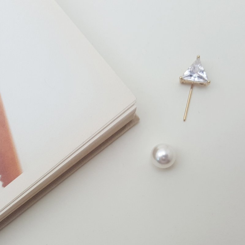 Elegant gold triangle pearl short Lapel Pin silver Metal,Shawl pin - 胸针 - 其他材质 金色