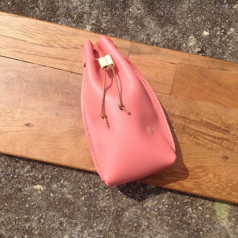 束口袋化妆包收纳袋小包小草刺绣手制随身包真皮手缝粉橘色M号 - 化妆包/杂物包 - 真皮 