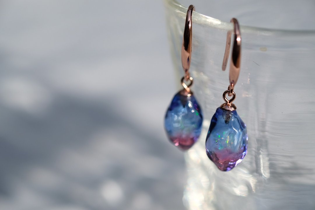 Mermaid Teardrop 人鱼泪琉璃晶石耳环 粉红渐变蓝色 - 耳环/耳夹 - 玻璃 