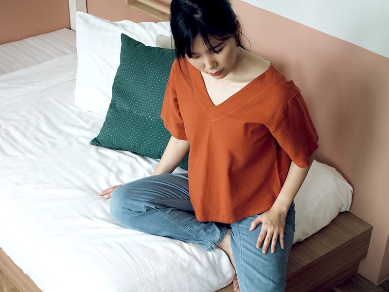 Mali : Brick Red V-Neck Relaxed Top - 女装上衣 - 棉．麻 红色