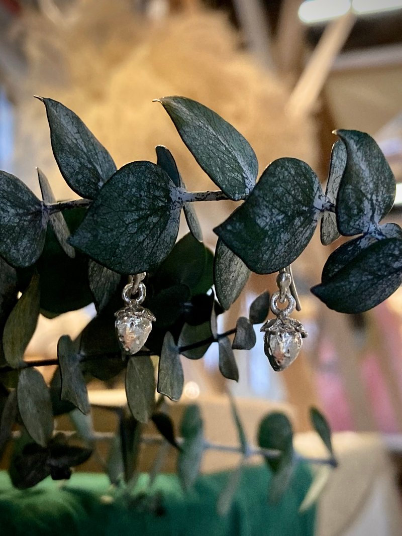 迷你草莓耳钩 - 耳环/耳夹 - 纯银 银色