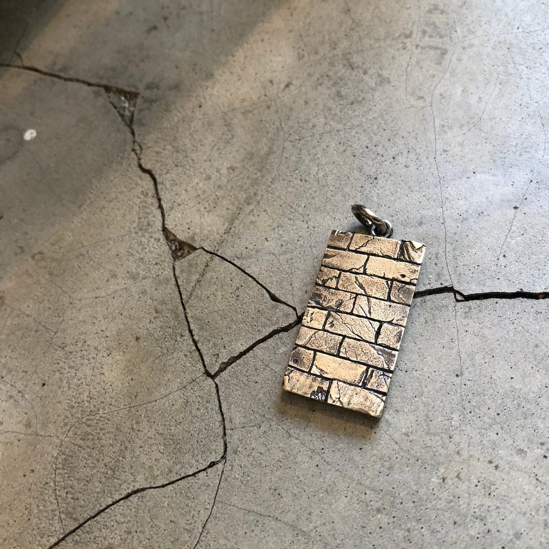 砖墙吊坠 Brick Wall Pendant - 吊饰 - 银 银色
