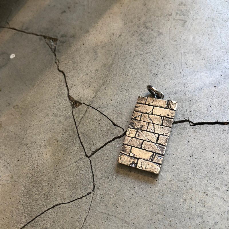 砖墙吊坠 Brick Wall Pendant - 吊饰 - 银 银色